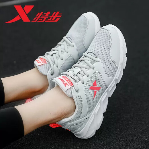 XTEP (XTEP) XTEP Женская обувь White Thoite Обувь Осеннее свет и модная универсальная кроссовка сетчатая сетчатая мягкая подошва спортивных туфлей женская сетка Стиль-7001 светло-серый красный 40