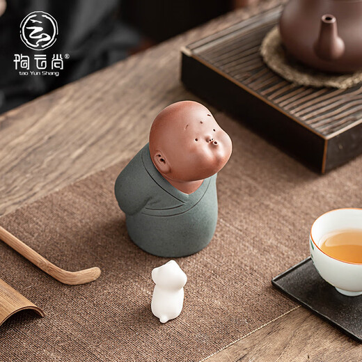 Tao Yunshang's ceramic Zen purple sand monk tea pet ornaments can be used to raise handmade tea and play tea table ornaments and tea accessories. Senior brother + second senior brother - two small white dogs for free