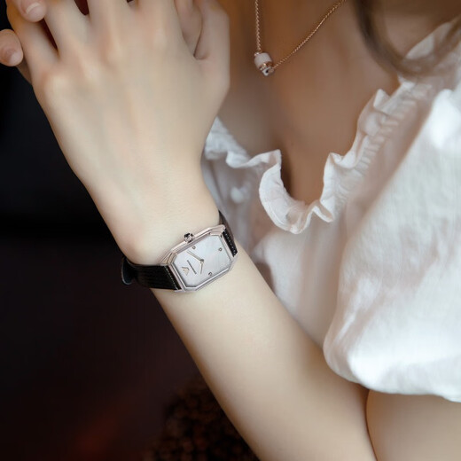 
Emporio Armani watch women's fashion European and American watch belt square couple watch Valentine's Day birthday gift AR11148
