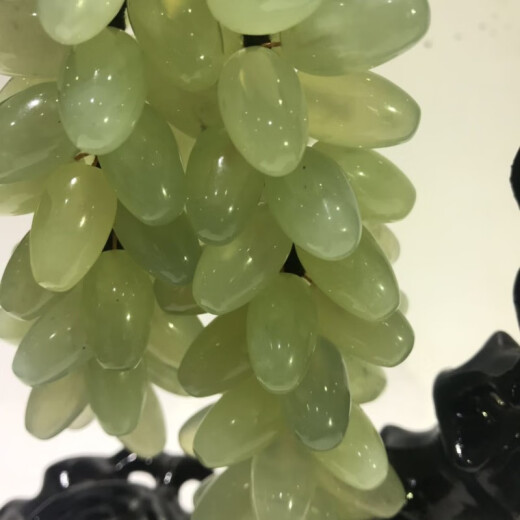 Natural carved Xiuyan jade grape handicraft ornaments Xiuyan jade raw stone carvings with many children and many grandchildren, many blessings ornaments and ornaments, length 17cm, height 23cm, length 8cm