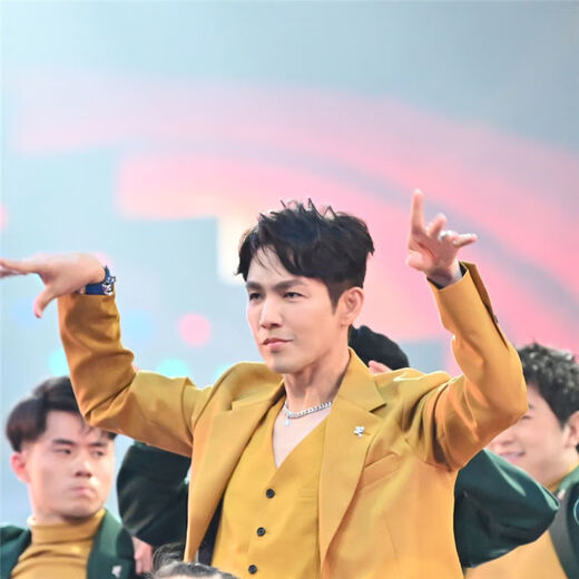 This is the hip-hop 3 Zhong Hanliang same letter brooch autumn and winter personalized support name zircon couple collar button cufflinks D