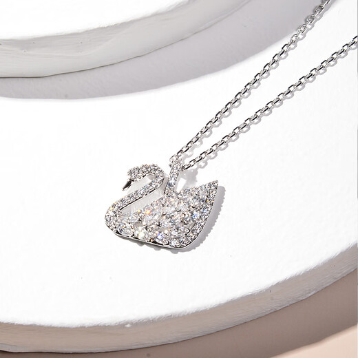 Swarovski (SWAROVSKI) black and white gradient swan necklace fashionable silver swan clavicle chain red swan female model gift for girls Guangzhou Bonded Warehouse Love Swan 5208071