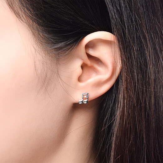 Yuan Shengfu's new PT950 fashion boutique platinum earrings, fashionable and versatile platinum earrings 2.14g