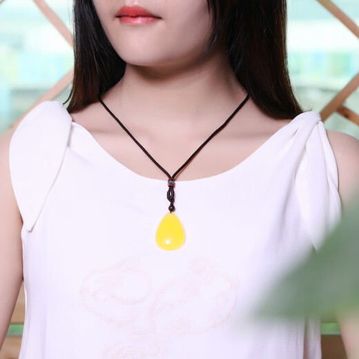 MUJUE beeswax pendant, amber chicken fat yellow water drop pendant for women, weighs about 8-9 grams, weighs about 8-9 grams, exquisite rainbow chain