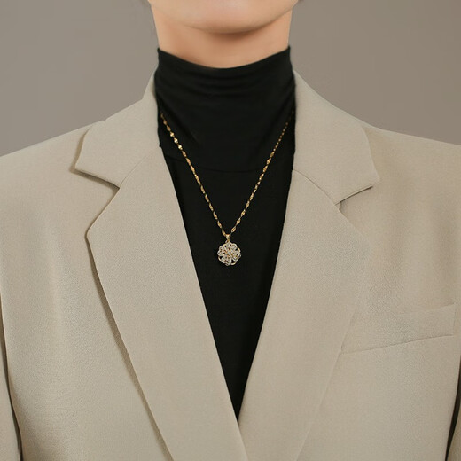 BOMP Old Phoenix Gold Store Style Rotating Four-leaf Clover Necklace Women's Sweater Chain Style Autumn and Winter Clavicle Chain 2024 New Accessories Golden Four-leaf Clover Necklace