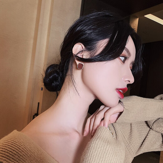 Idel burgundy square French high-end commuting autumn and winter earrings women's trendy earrings earrings birthday gift women's jewelry Chelizi red earrings E0609