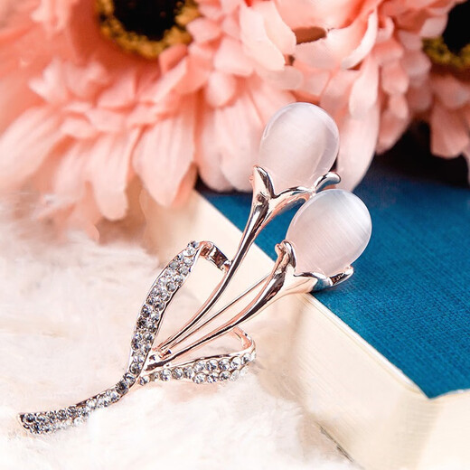 QUAMER brooch high-end women's corsage pin anti-exposure cashmere coat suit accessories cute luxury Lily