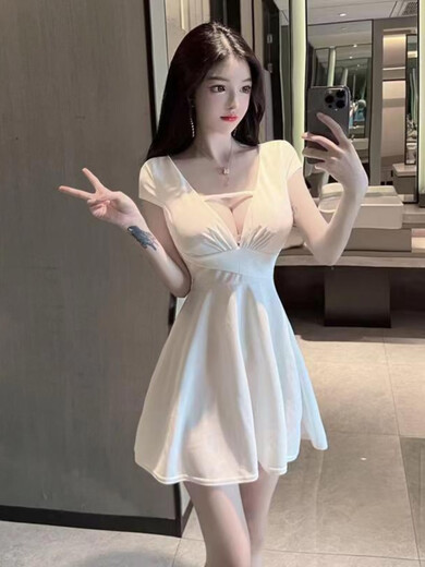陆栈春夏特大码300斤胖mm夜店风深v领显瘦辣妹短袖连衣裙遮肚短裙 白色 L 建议100-120斤