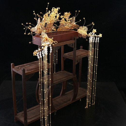 Xiuhe tiara bride Chinese style ancient costume temperament golden tassel step rocking phoenix crown Xiuhe clothing ancient style jewelry women's hair accessories D144 set (ear clip)