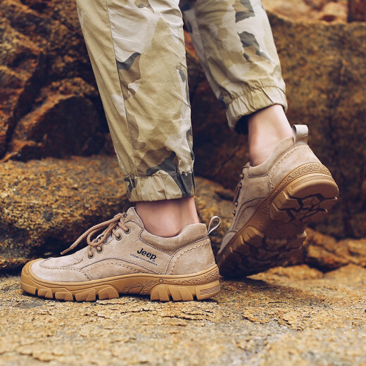 Jeep hiking shoes men's outdoor non-slip wear-resistant training shoes comfortable low-cut lace-up sports casual shoes men's hiking off-road mountaineering shoes 1225 camel 42