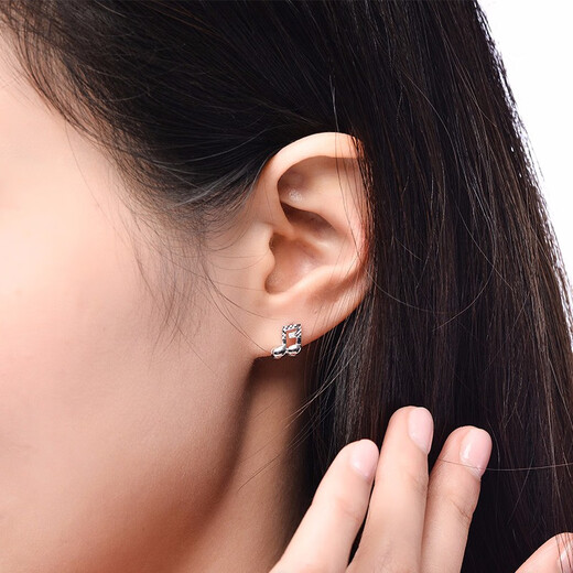 Yuan Shengfu's new PT950 fashion boutique platinum earrings, fashionable and versatile platinum earrings 2.14g