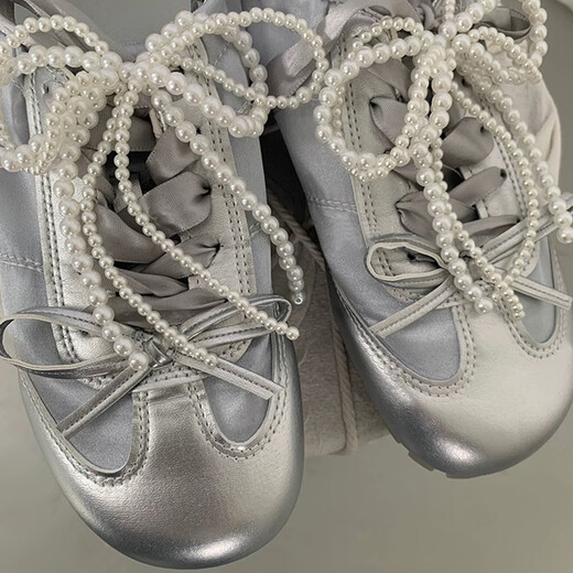 Hysmq Chaussures Accessoires de décoration Chaussure en dentelle boucle boucle de chaussures accessoires de fleurs femmes INS IMI imitation d'arc à perles blanches perlé (une paire)