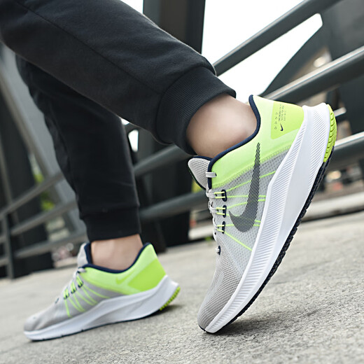 Nike (Nike) Zapatos para hombres para el invierno Nuevos zapatos deportivos Quest 4 malla de alambre volador y transpirable zapatos para correr zapatos casuales DA1105-003/Quest 4/gris fluorescente verde 44.5
