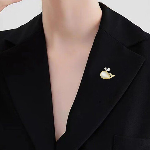 QUAMER gold store style simple whale brooch for women, high-end niche design corsage, personalized fashion suit, gold