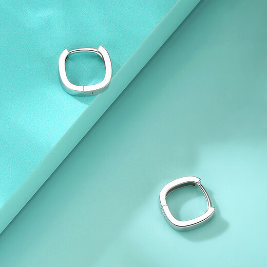 Yuan Shengfu's new fashionable PT950 shiny platinum square earrings, simple, compact and versatile platinum earrings, 2.55g