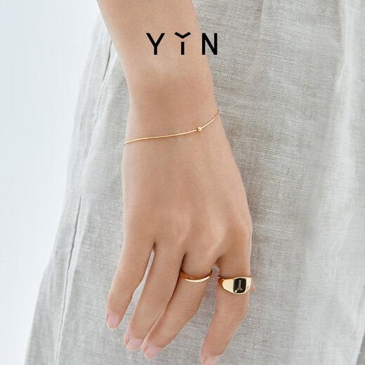 YIN Yi series of gold thread 18K gold bracelet snake bone chain shines as a gift to your girlfriend and best friend. Gold thread bracelet