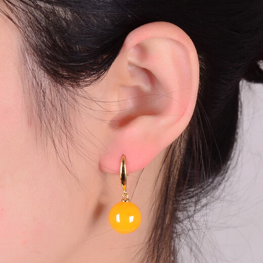 Beeswax earrings round bead earrings inlaid with chicken oil yellow old honey hook style women's sensitive earrings red blood 18K gold yellow beeswax earrings