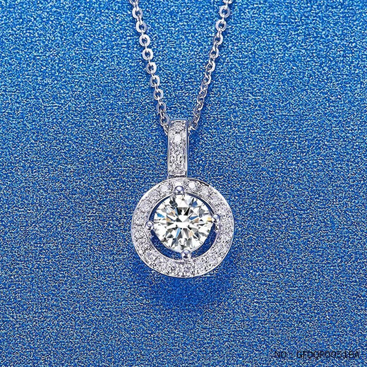 Xie Le Pt950 platinum pendant empty holder customized model for women. Does not include the main stone. Does not include the necklace. 2 carat setting. Pt950 platinum pendant holder (light luxury showing diamonds)
