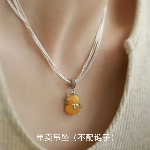 Luoyi 925 silver amber beeswax cat pendant necklace exquisite pendant new Chinese style random buckle pendant clavicle chain beeswax pendant + 925 silver necklace