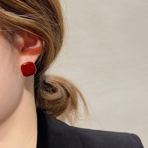 Idel burgundy square French high-end commuting autumn and winter earrings women's trendy earrings earrings birthday gift women's jewelry Chelizi red earrings E0609