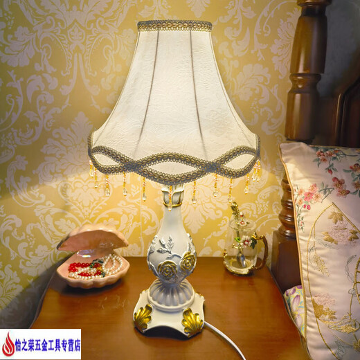 XMSJ Schlafzimmer Schreibtisch Lampe Nacht Lampe Europäischer Stil Pastoral Retro Klassisches amerikanisches Weißes Wohnzimmerstudie Bester Hochzeitsgeschenk 9928a Clivia Golden Lampenschildschalter Schalter