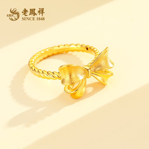 Lao Fengxiang's romantic bow gold ring. The fugitive princess' pure gold ring is a birthday gift for his girlfriend and wife on their anniversary. 5G live bow ring (approximately 3.13g)