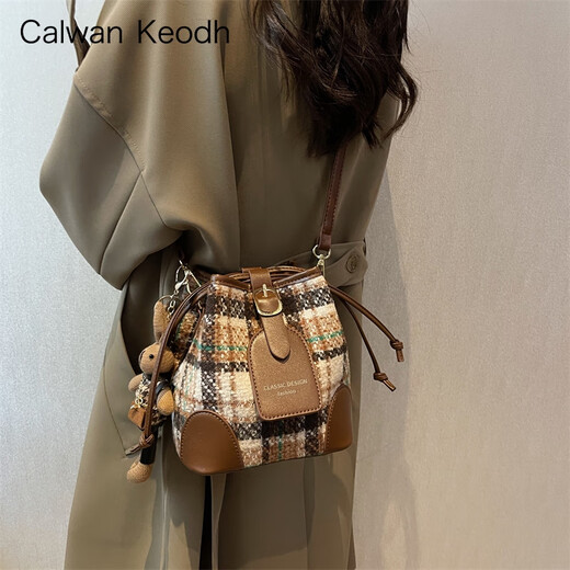 CALWAN KEODH包包女包2025新款斜挎包高级感通勤单肩水桶包生日元旦礼物送女友 【咖色】轻奢时尚百搭格纹包实用走心女生闺蜜