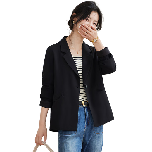 Elle aime les vestes courtes, les blazers décontractés, les tenues de travail, le tempérament, les petits costumes, les hauts courts noirs, T143U6001