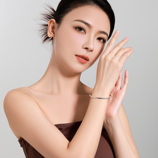 Mengjinyuan platinum crushed ice bracelet with glossy double-sided design and fixed mouth as a gift for your girlfriend. Ring mouth 56 weighs about 7.40g.