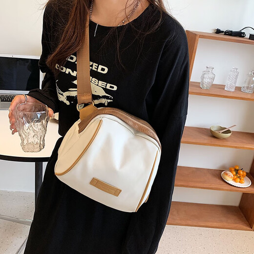 Sac en tissu en nylon décontracté cool Danny pour femmes Sac de créneau de niche sac de conception légère de grande capacité de grande capacité sac crossbody sac blanc