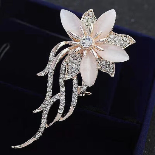 QUAMER brooch high-end women's corsage pin anti-exposure cashmere coat suit accessories cute luxury Lily