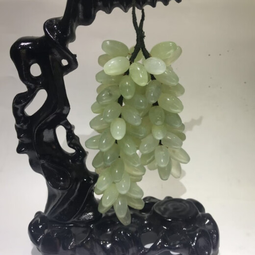 Natural carved Xiuyan jade grape handicraft ornaments Xiuyan jade raw stone carvings with many children and many grandchildren, many blessings ornaments and ornaments, length 17cm, height 23cm, length 8cm