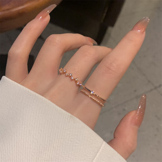 The shop owner's wall recommends a white-plated rose gold ring for women, a light luxury touch, exquisite zircon simple ring, wavy zircon ring