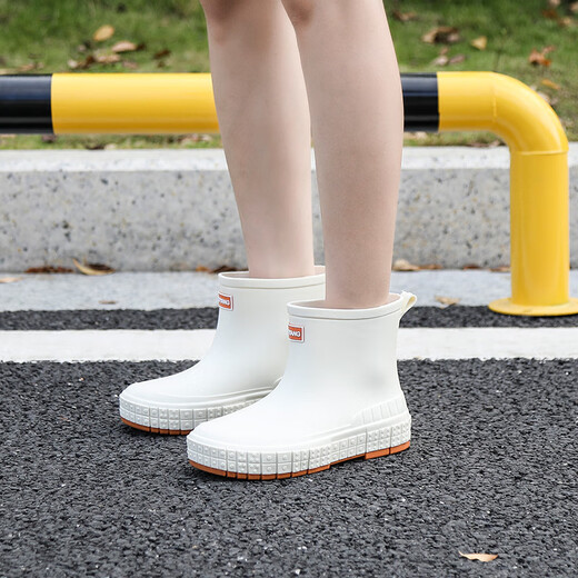 Fujian Mode japanische Regenstiefel für Frauen, die kurze Röhrenregenstiefel für die Arbeit im Freien wasserdichte und rutschfeste Schuhe Gummischuhe flach gesaliertes Pull-Toe-Schuhe Größe 38 [mit Innensohle, Markierung] Weiß tragen