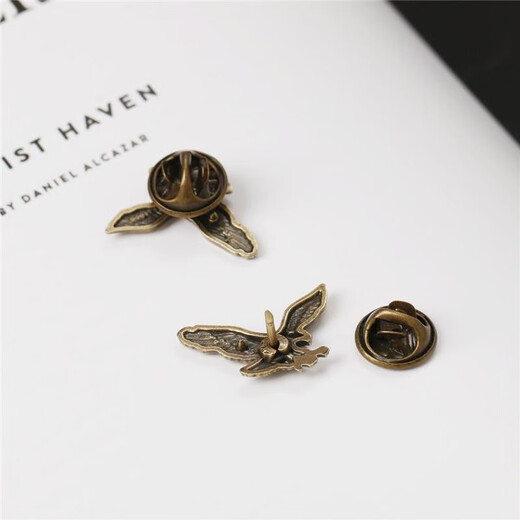 Quamer Old Phoenix Gold Store Personalisierte kleine fliegende Eagle Brosche Männer und Frauen Anzug Brosche Hemdkragen Schnalle Klasse Eagle atemberaubende Pferd Qinggu Flygu Flygle Eagle