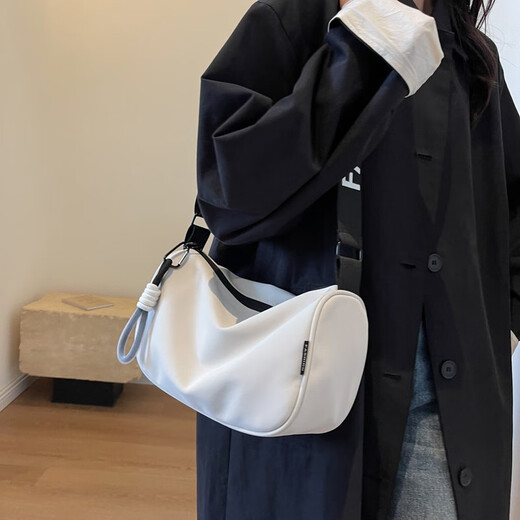 Jingzhi Casual Nylon -Tasche für Frauen im Herbst und Winter Neue modische Umhängetasche vielseitige Breitband -Crossbody -Kissen -Tasche Weiß und Blau
