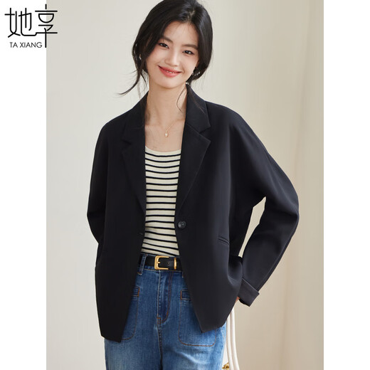 Elle aime les vestes courtes, les blazers décontractés, les tenues de travail, le tempérament, les petits costumes, les hauts courts noirs, T143U6001