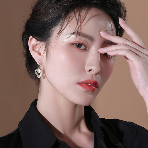 Idel diamond-shaped synthetic cat's eye earrings summer style 2025 new trendy small earrings exquisite high-end light luxury earrings prismatic synthetic cat's eye earrings E0529