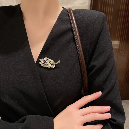 Idel's high-end rhinestone synthetic cat's eye wheat ear brooch, elegant and cute Japanese light luxury anti-exposure buckle Internet celebrity gift rhinestone tree small brooch XZ0076