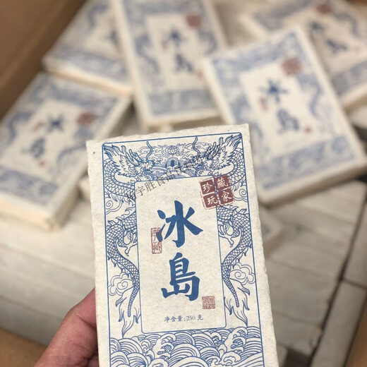 Hongyun offers one kilogram discount on 2014 aged Yunnan Pu'er tea bricks 250g Icelandic tea raw tea classic tissue paper packaging four bricks 1000g