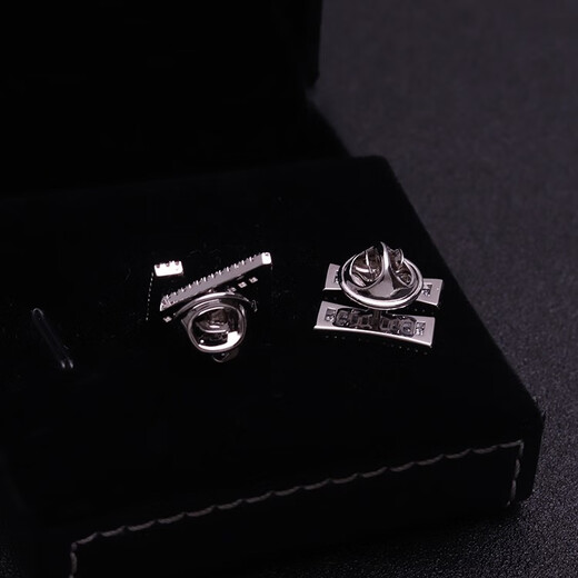 Bomp xiao zhan xz gleicher Stil 26 Englische Nachname Buchstaben kleiner Kragen Pin Anzug Brosche Herrenabzeichen Schnalle x Stein Spurpferd Nadel 1,5 cm