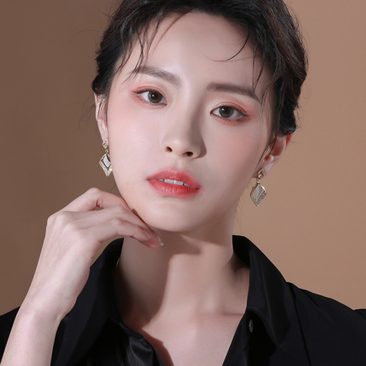 Idel diamond-shaped synthetic cat's eye earrings summer style 2025 new trendy small earrings exquisite high-end light luxury earrings prismatic synthetic cat's eye earrings E0529