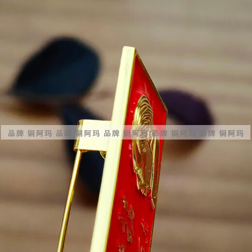 Bronze Ama Mao calligraphy quotation serving the people brooch main red badge party building activity seat commemorative badge accessories elite service to the people badge