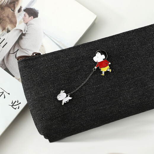 EKUSTYEE Crayon Shin-chan brooch Japanese style cute trendy student men and women metal badge pin bag decoration Shin-chan holds Xiaobai + suspension box