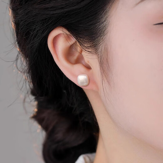 Qi Xiaomi s999 Silver Needle Small Sugar Cube Pearl Earrings Feminine High-end Imitation Pearl Earrings 2025 New Light Luxury Earrings Apricot Sugar Cube Pearl Earrings 999 Silver Needle