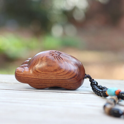 DING Fei (DING FEI) Panjiayuan picks up leaks DING Fei Laos huanghuali wood carving handle piece contented and happy 7 cm long