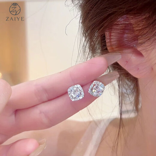 Flashing Diamond Cube Sugar Earrings in the Wild Women Don’t Need to Take Off Earrings to Sleep Light Luxury Temperament High-end Light Luxury Niche 2025 New Earrings Square Diamond Earrings