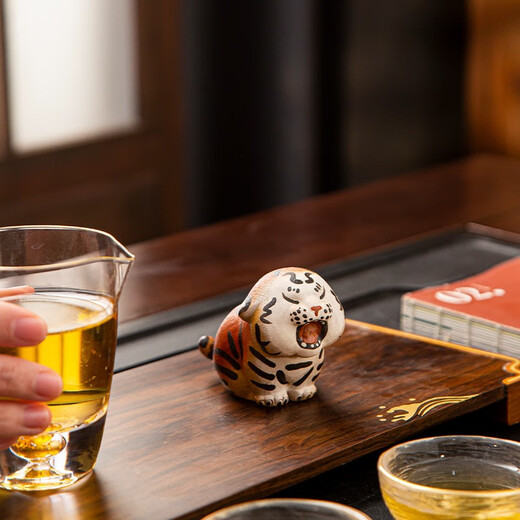 Jiewu purple clay tiger tea pet tea table ornaments high-end can be raised for the Year of the Tiger tea ceremony tea play tea table tea art trinkets Tiger and Tiger Shengwei Tea Pet