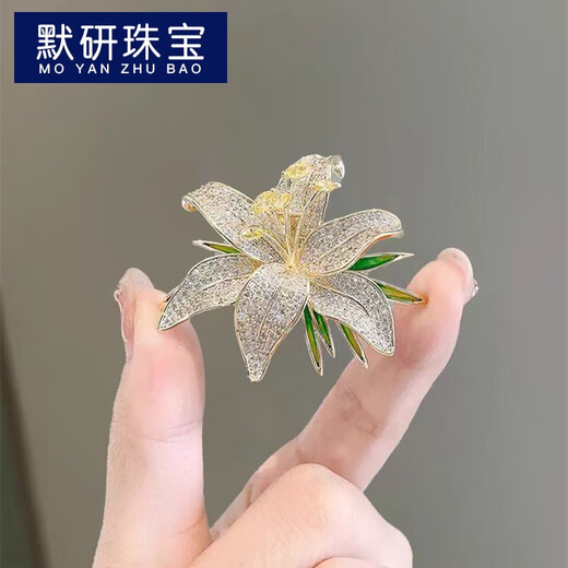 MOYAN style brooch, exquisite blooming lily brooch, diamond-encrusted, light luxury, versatile lapel pin, accessories, anti-exposure chest, gold and white B02-101