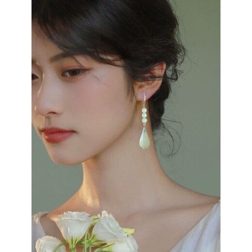 Mu silk 925 silver imitation Hetian magnolia earrings for women, high-end 2025 internet celebrity temperament, slimming, hypoallergenic earrings, thick ear hook + single jade bead + light green magnolia.&